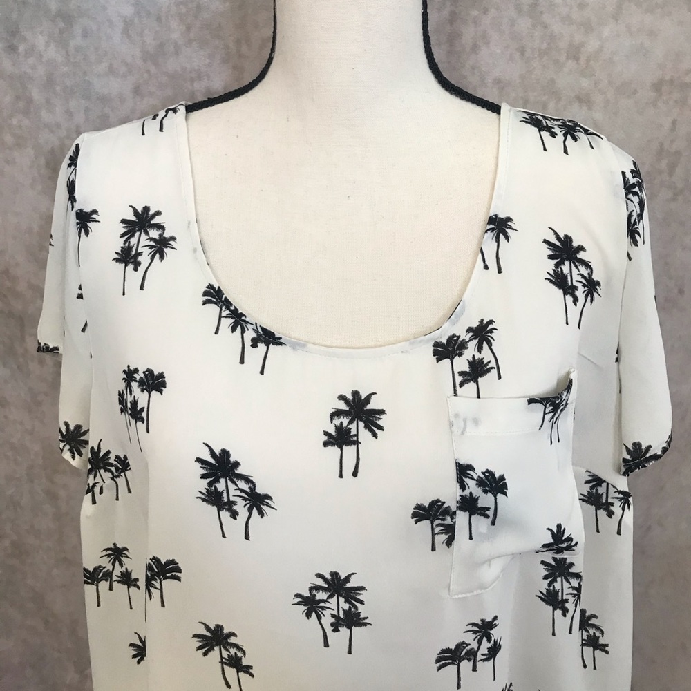 Adorable NWOT Torrid Blouse, size O